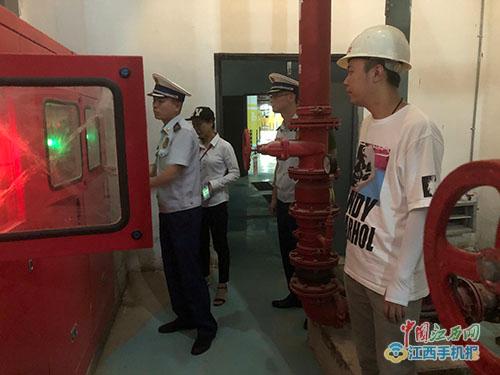 浮梁縣消防大隊(duì)結(jié)合夏季消防大檢查開展消防產(chǎn)品安全檢查 圖